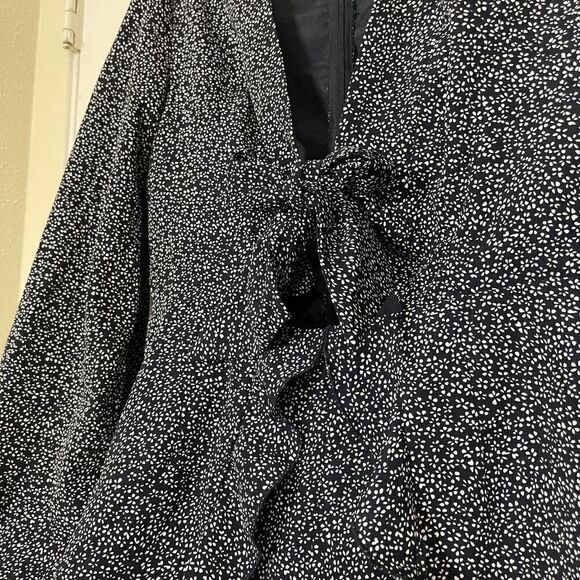 SHOWPO Navy floral long sleeve tie front mini romper dress size 6 - Picture 4 of 5